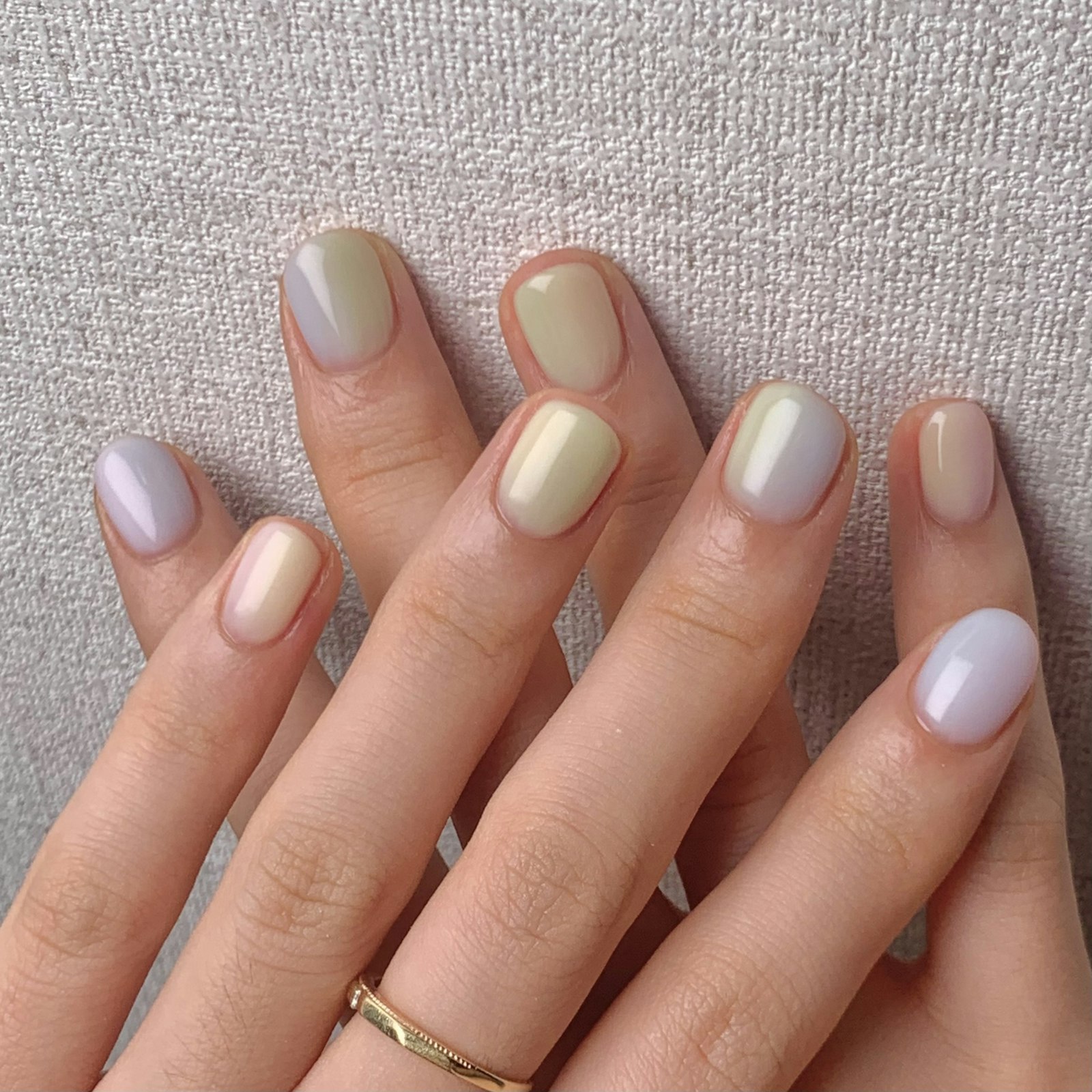 やさしい色合いのニュアンスネイル