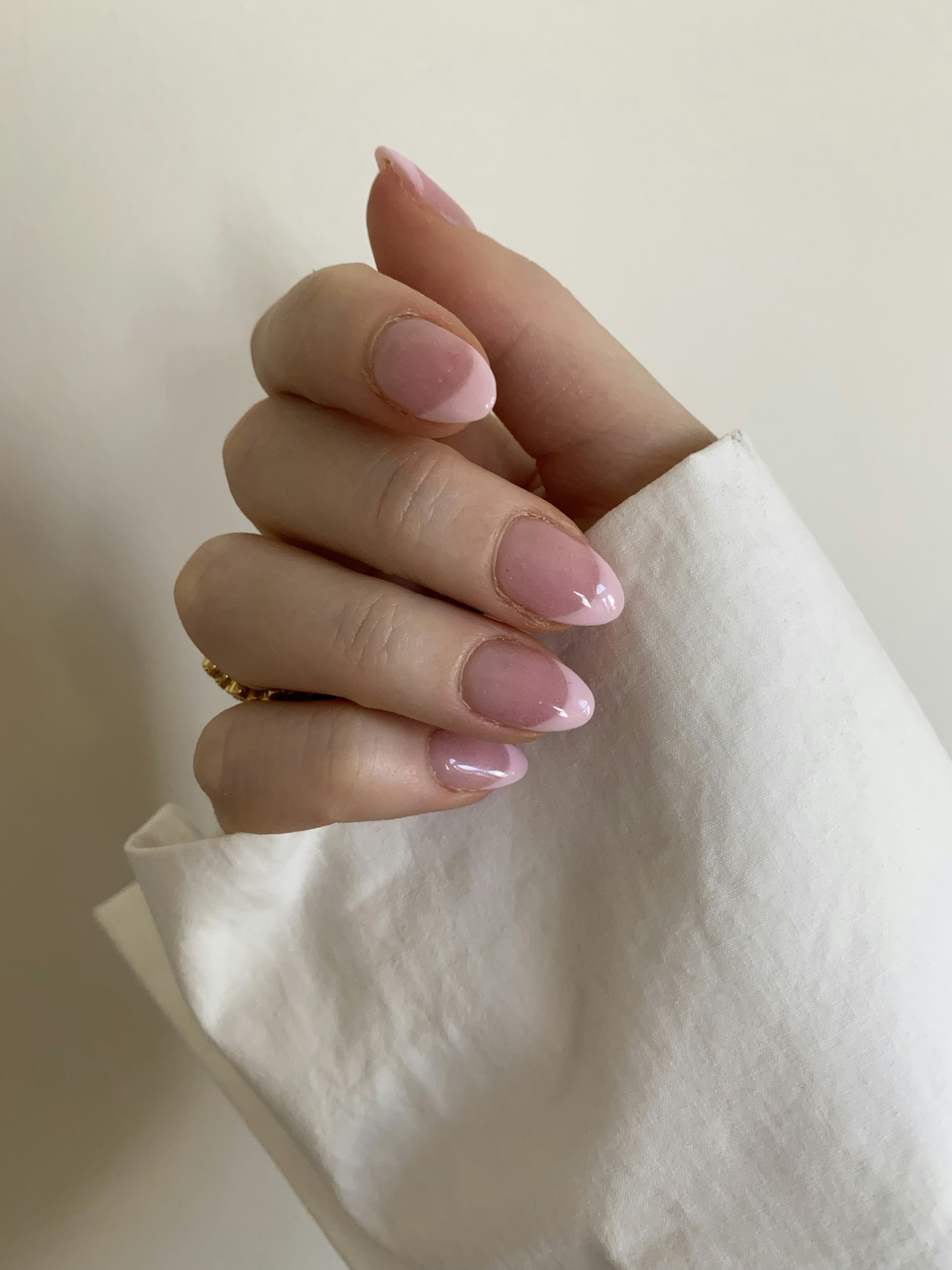ピンクのネイルを施した指先