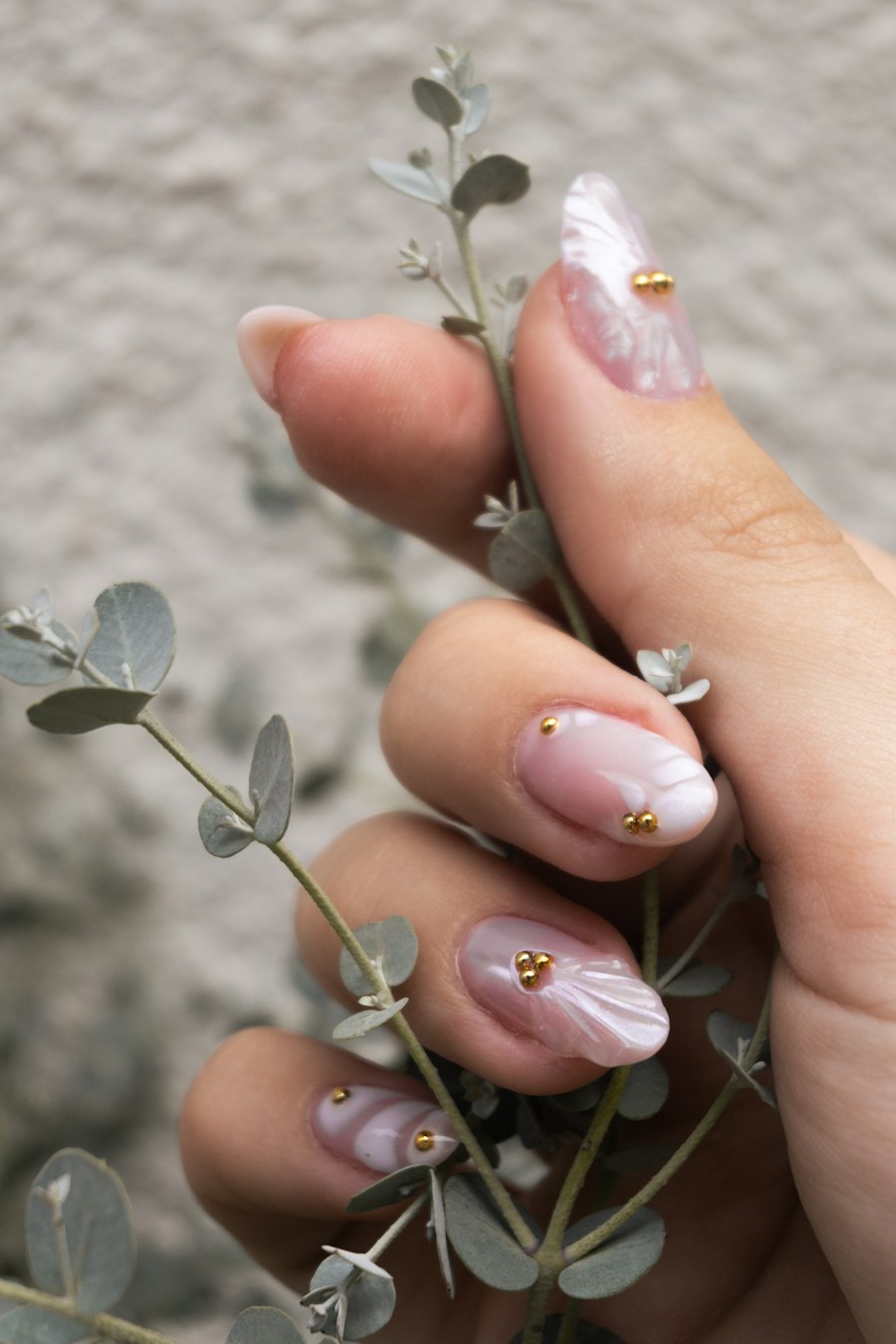 草花を持つ手元の定額デザインネイル